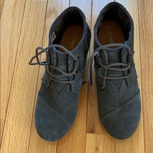 Tom’s grey suede ankle booties
